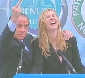 Berlusconi_dito_medio
